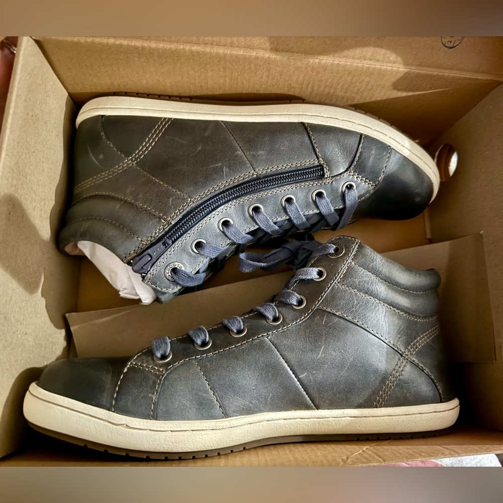 Taos Women’s Winner Sneakers 8.5